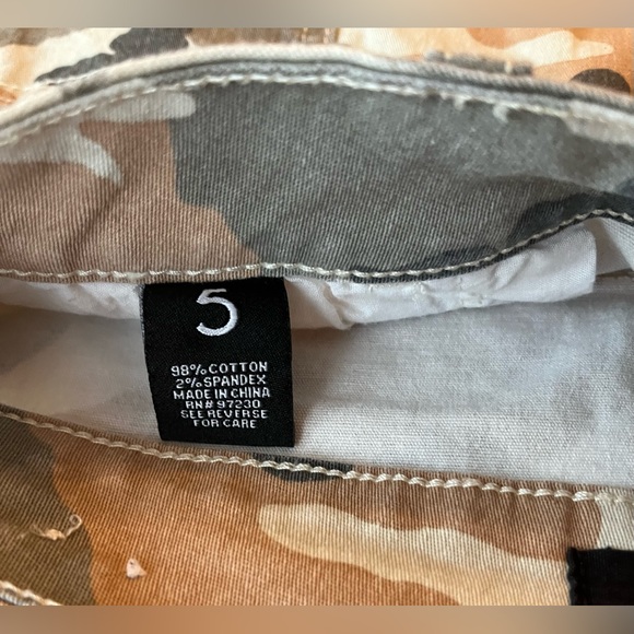 Almost Famous Camo Mini Skirt SZ 5 Button Front Cotton Stretch Y2K Denim - Picture 5 of 8